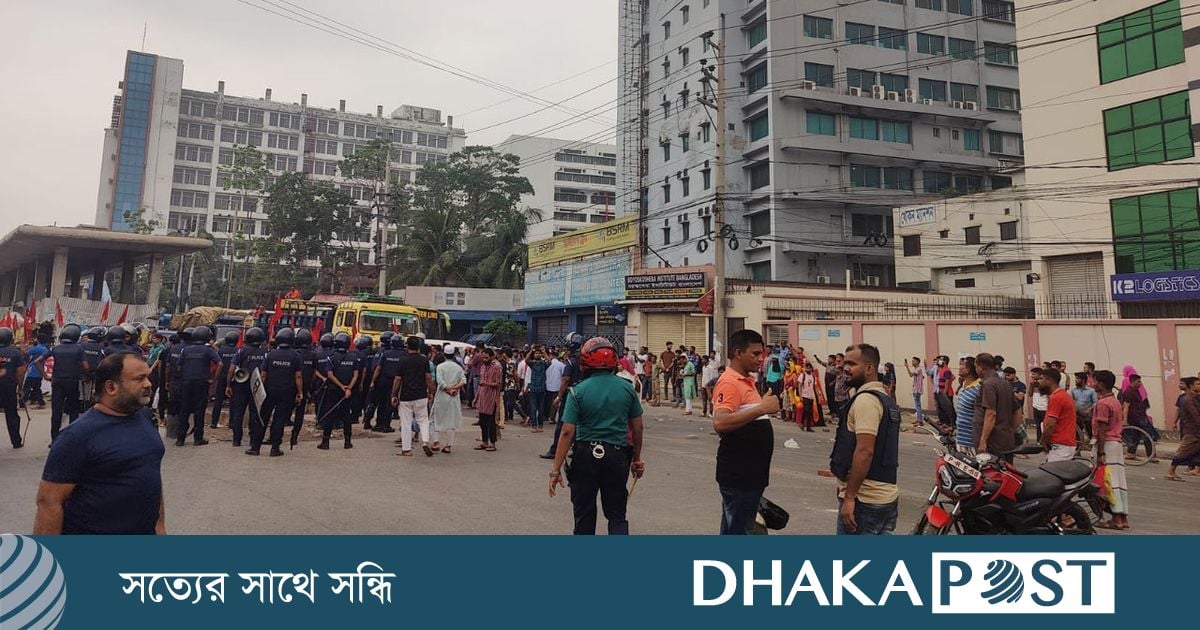 গাজীপুরে বকেয়া বেতনের দাবিতে মহাসড়ক অবরোধ