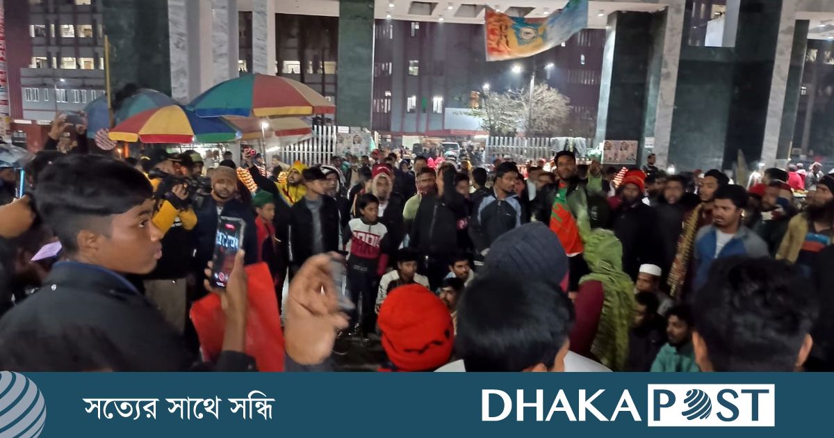 ফার্মেসি বন্ধ করে ধর্মঘট, প্রতিবাদে সড়ক অবরোধ রোগীর স্বজনদের