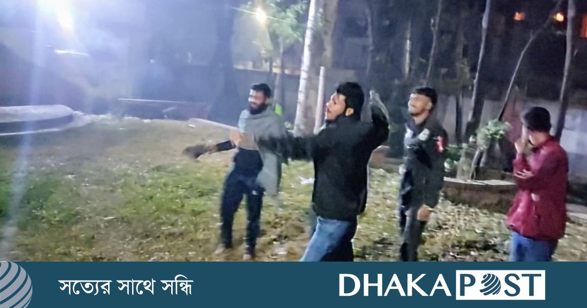 ছাত্রলীগ নেতাদের ছবিতে জুতা নিক্ষেপ ঢাকা কলেজ শিক্ষার্থীদের