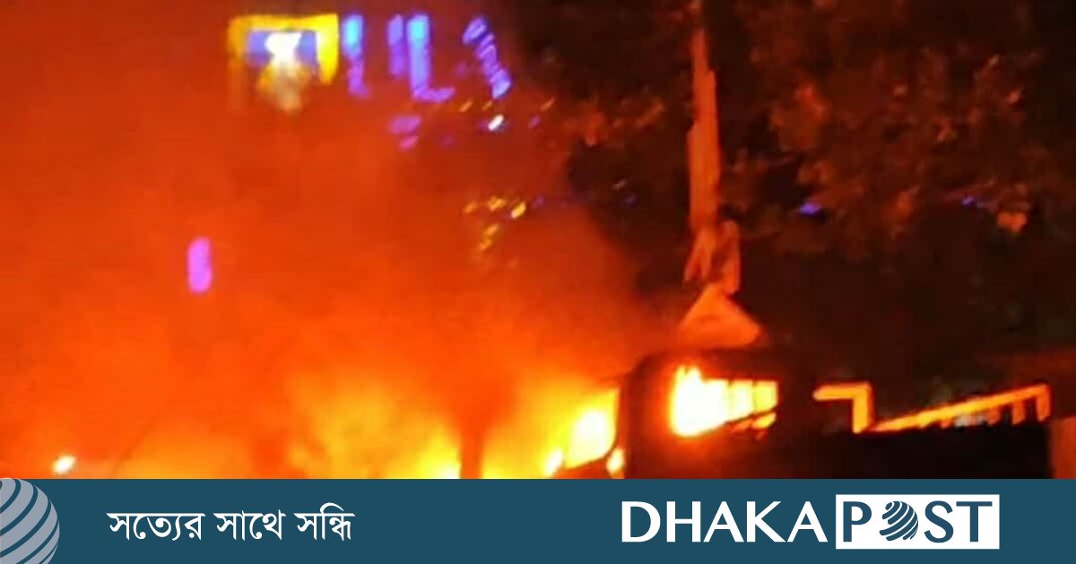 মোহাম্মদপুরে বেড়িবাঁধ এলাকায় গ্যারেজে আগুন