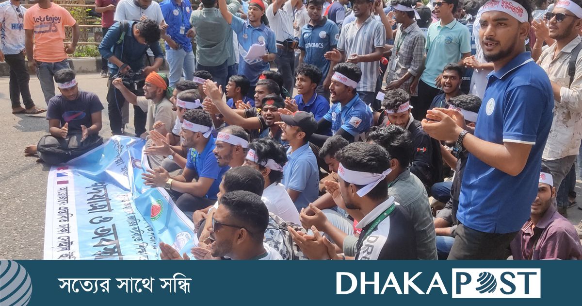 শিক্ষা ভবনের সামনে ৭ কলেজ শিক্ষার্থীরা, সড়কে পুলিশের ব্যারিকেড