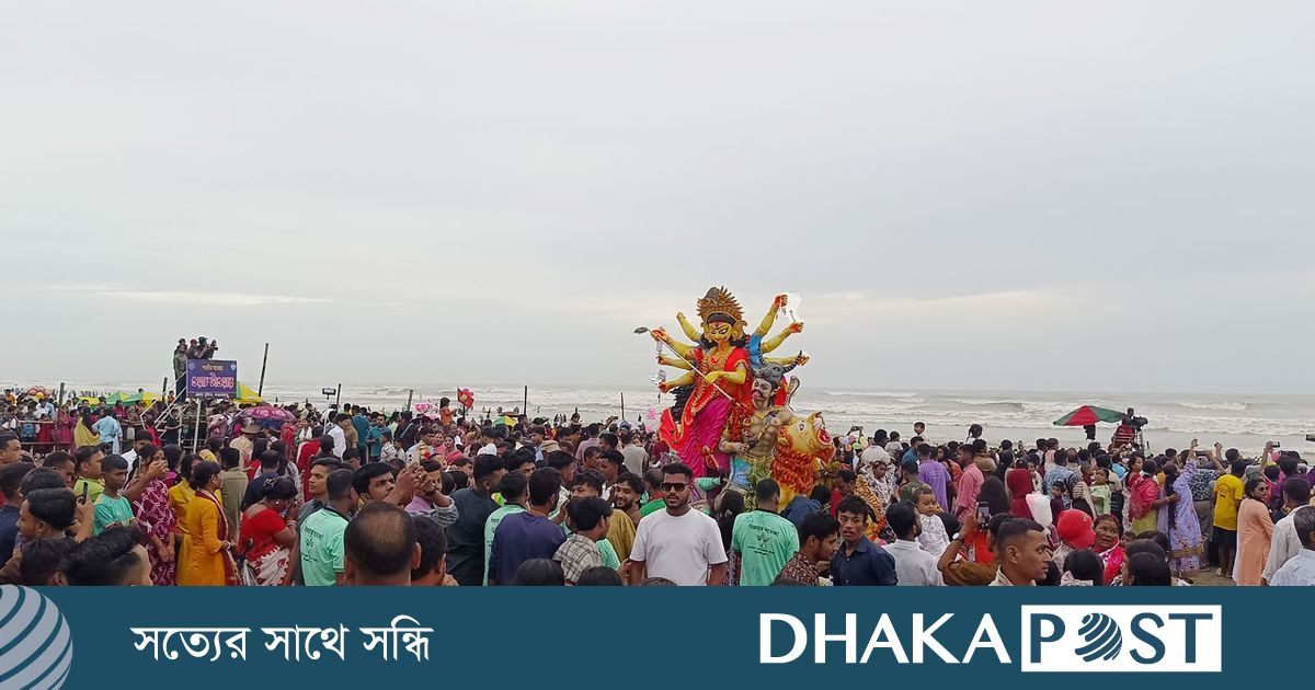 কক্সবাজার সৈকতে চলছে প্রতিমা বিসর্জন, পর্যটকের ঢল