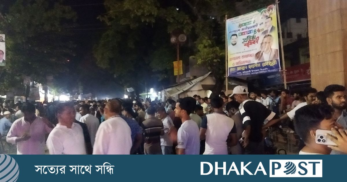 চাকসু নির্বাচন : একনম্বর গেট এলাকায় ছাত্রদল-শিবিরের মুখোমুখি অবস্থান