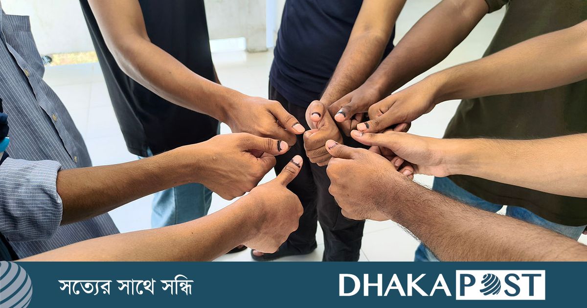 চাকসু নির্বাচনে ভোট দিয়ে উচ্ছ্বসিত প্রথম বর্ষের শিক্ষার্থীরা