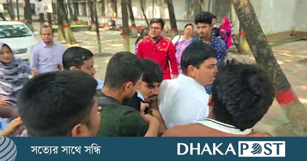ঢাকা কলেজে শিক্ষক-শিক্ষার্থী ধস্তাধস্তি, আটক ছাত্রকে ছাড়িয়ে নিল সহপাঠীরা