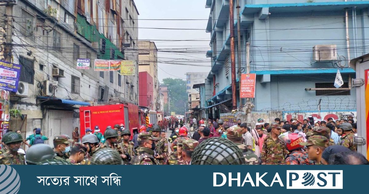 রূপনগরের অগ্নিকাণ্ডে ঘটনাস্থল থেকে আলামত সংগ্রহ করছে সিআইডি