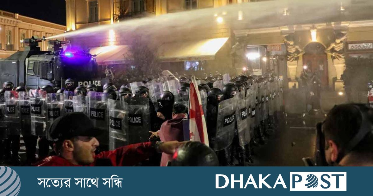 বিক্ষোভে উত্তাল জর্জিয়া, প্রেসিডেন্ট প্রাসাদে ঢোকার চেষ্টা জনতার
