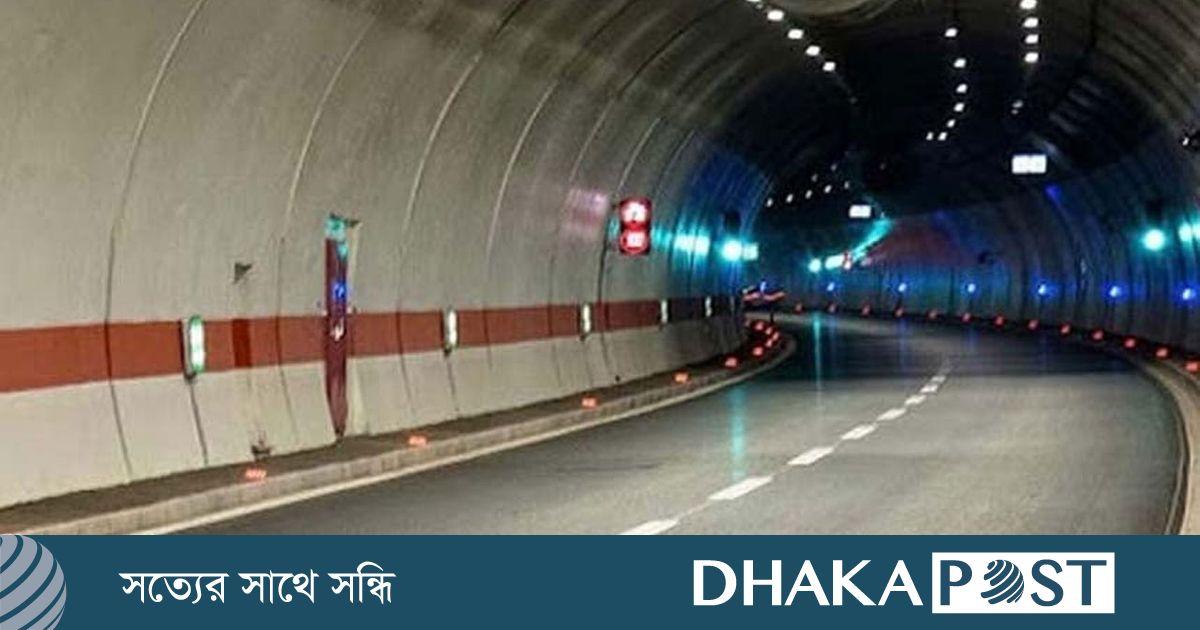 ‎টানেলের ভেতরে বাস উল্টে কয়েকজন আহত