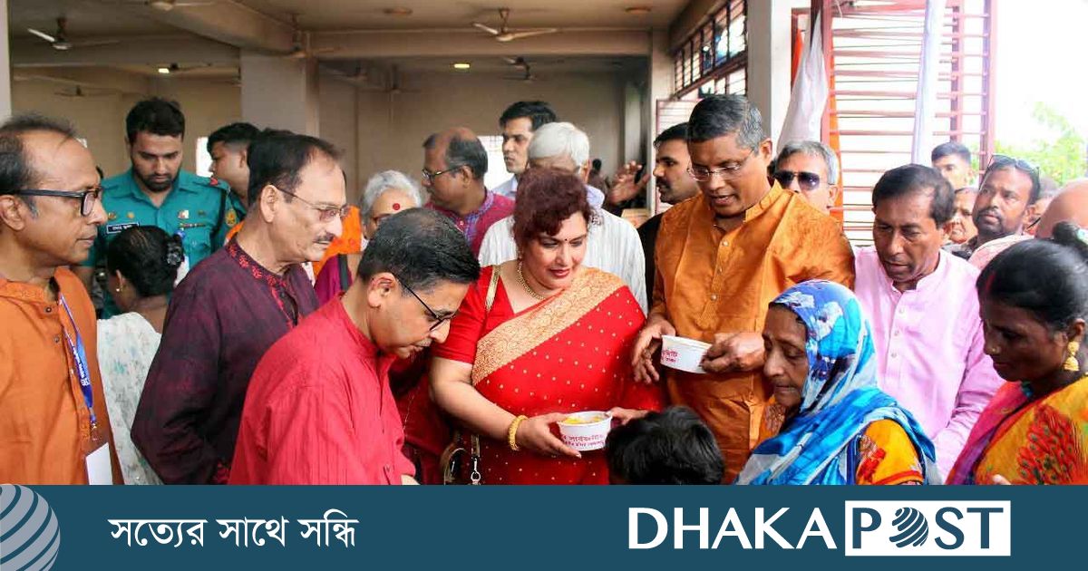 স্ত্রীকে সঙ্গে নিয়ে ঢাকেশ্বরী মন্দিরে ভারতীয় হাইকমিশনার
