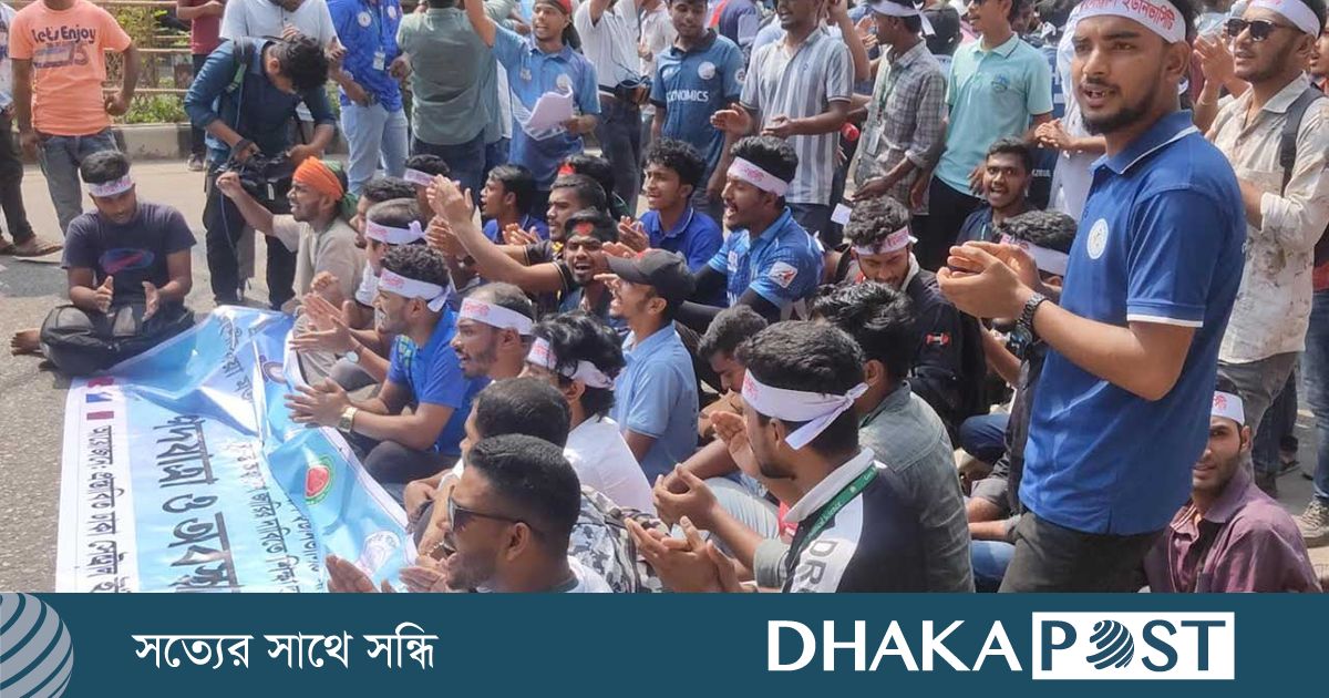 দাবি না মানা পর্যন্ত সড়ক ছাড়বে না সাত কলেজ শিক্ষার্থীরা