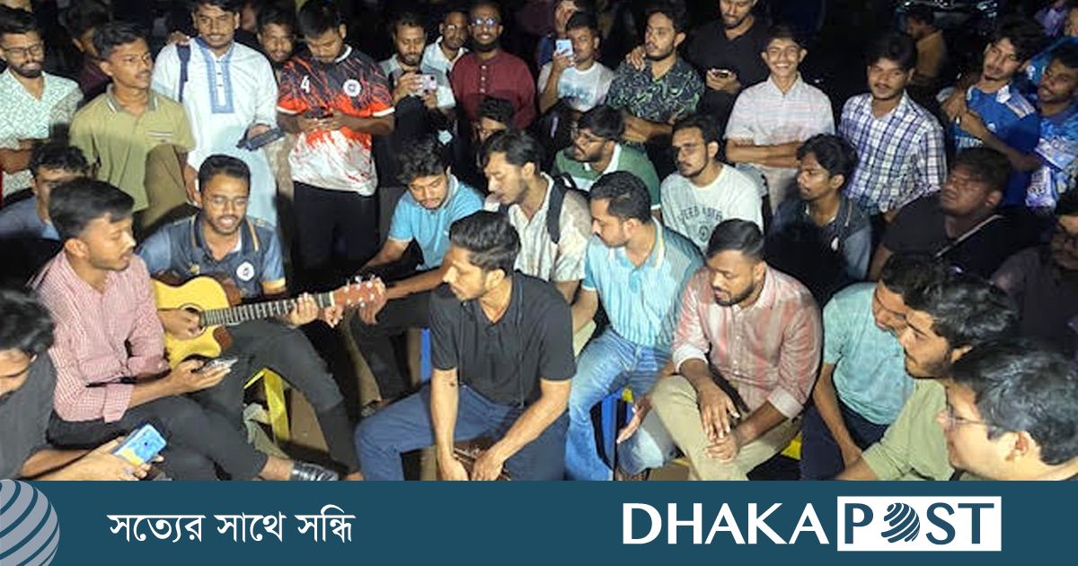 রাকসু নির্বাচন : ভোটের আগের রাতে গানের উৎসবে মেতেছে ভোটাররা