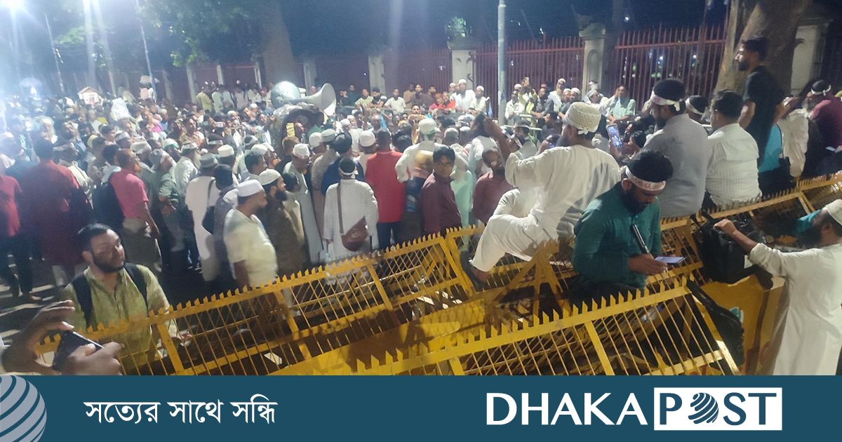 সন্ধ্যা পেরিয়ে রাত নামলেও সড়ক ছাড়ছেন না শিক্ষকরা