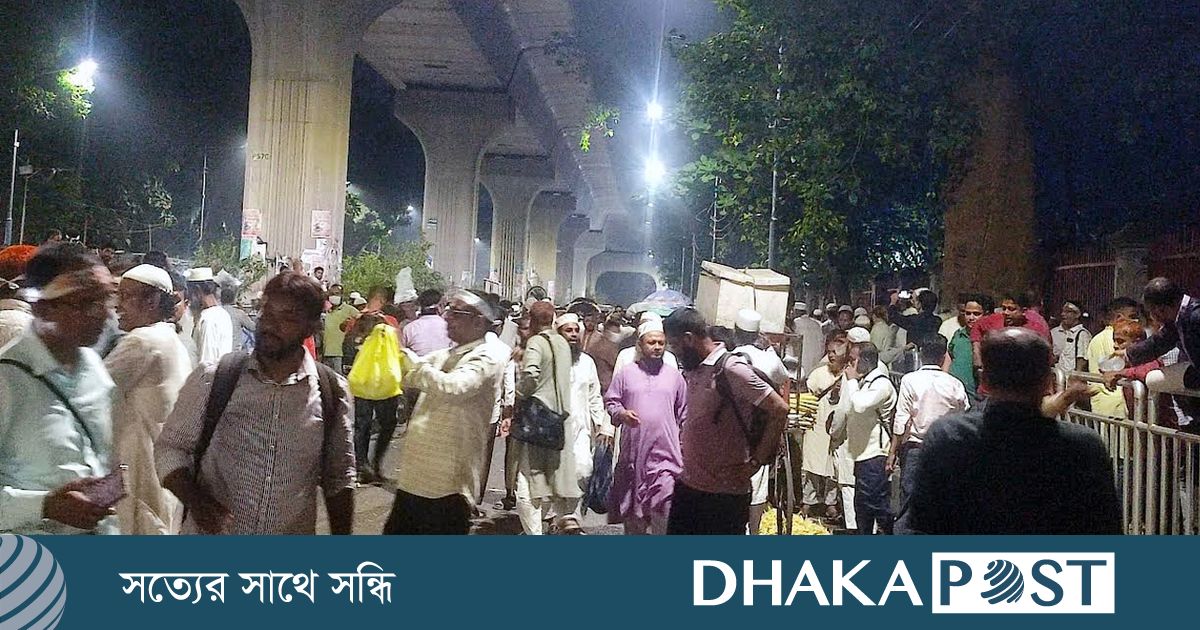 মিছিল নিয়ে শহীদ মিনারে ফিরে গেলেন শিক্ষকরা, রাতে সেখানেই অবস্থান