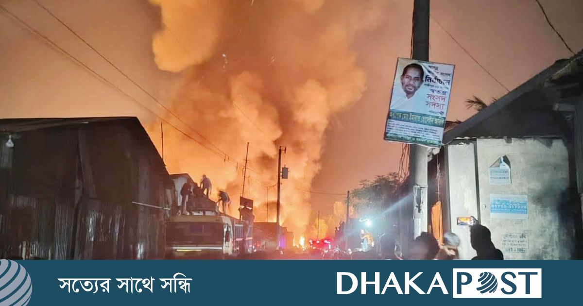 গাজীপুরে আড়াই ঘণ্টা ধরে জ্বলছে আগুন, নিয়ন্ত্রণে ফায়ার সার্ভিসের ৭ ইউনিট