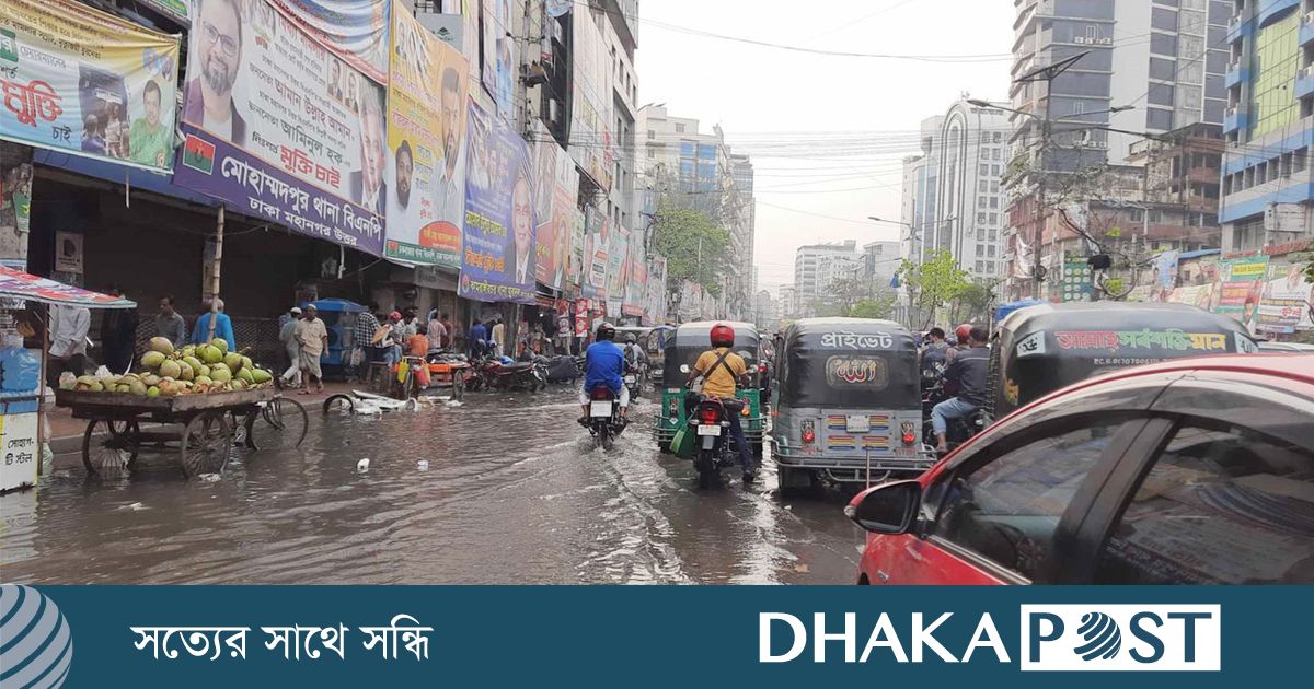 ঢাকায় গুঁড়িগুঁড়ি বৃষ্টি, ধীরগতি যানবাহনে অফিসগামীদের দুর্ভোগ