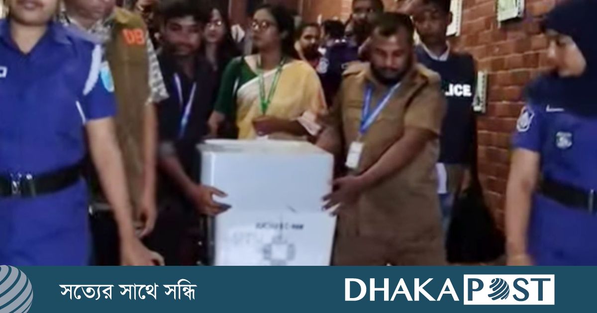ব্যালট বাক্স নেওয়া হচ্ছে প্রশাসনিক ভবনে, সতর্ক আইনশৃঙ্খলা বাহিনী