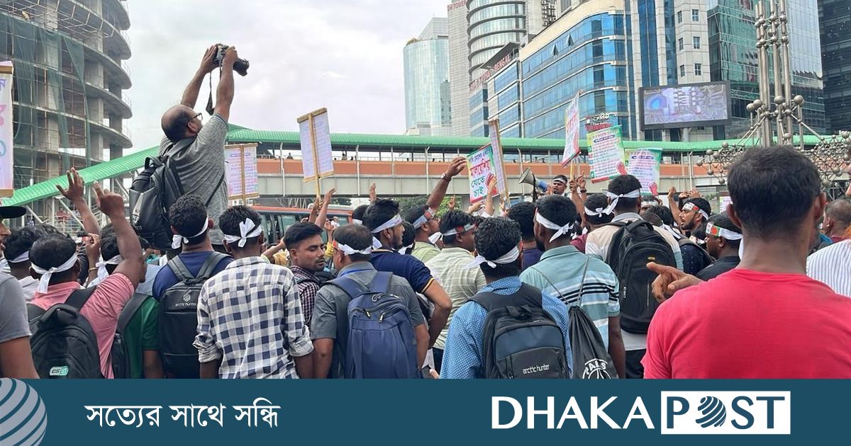 কারওয়ান বাজারে মালয়েশিয়া গমনেচ্ছুদের বিক্ষোভ, সড়কে যান চলাচল ব্যাহত