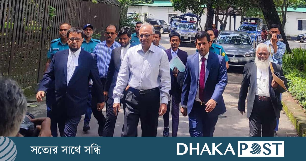‘আপনি দাঁড়াইয়া যাবেন আমি বসাইয়া দিমু, সবাই ভাববে আমাদের খাতির নেই’