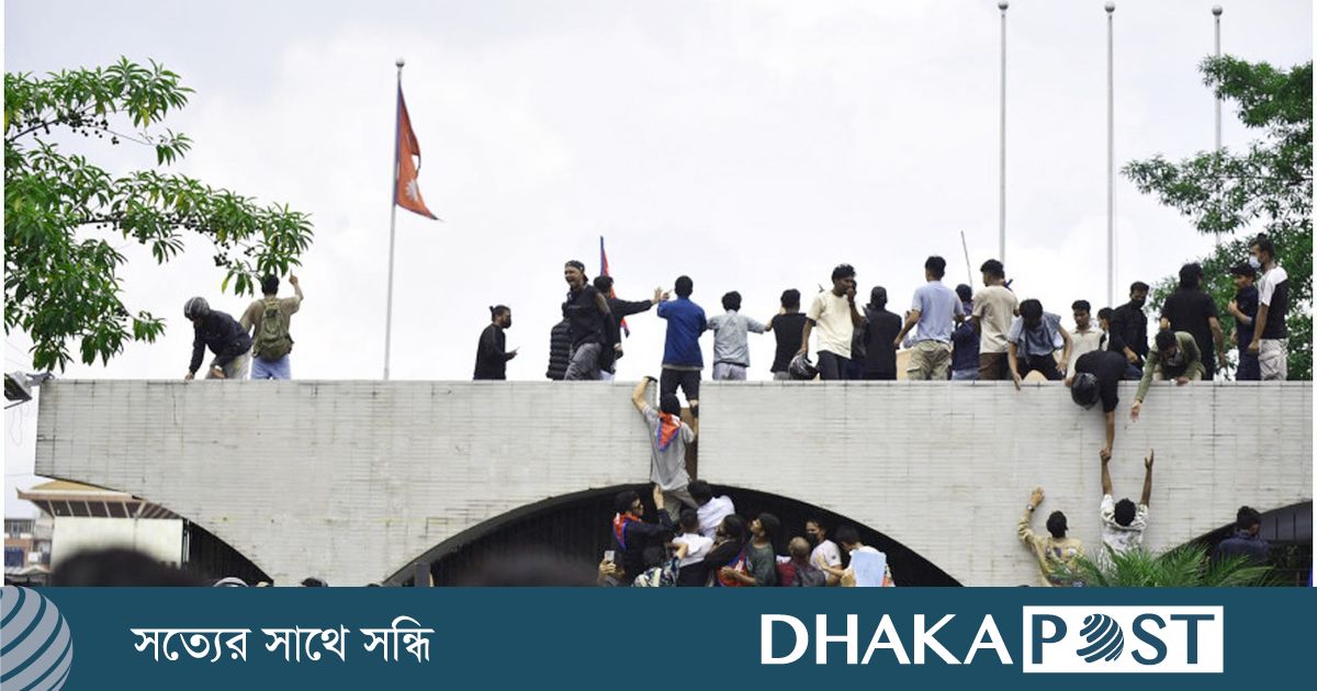 জেন জি বিক্ষোভে উত্তাল নেপাল, পার্লামেন্টে ঢুকে পড়েছে জনতা