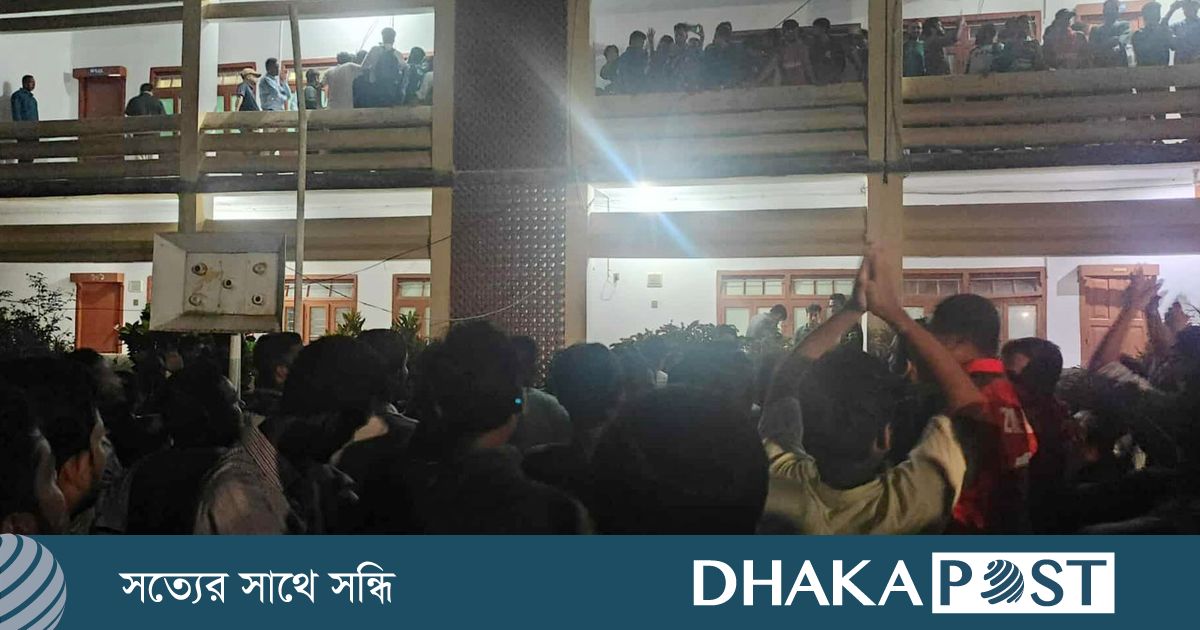 ৫ ঘণ্টা ধরে প্রোভিসি-রেজিস্ট্রার-প্রক্টর অবরুদ্ধ, জরুরি বৈঠকে ভিসি