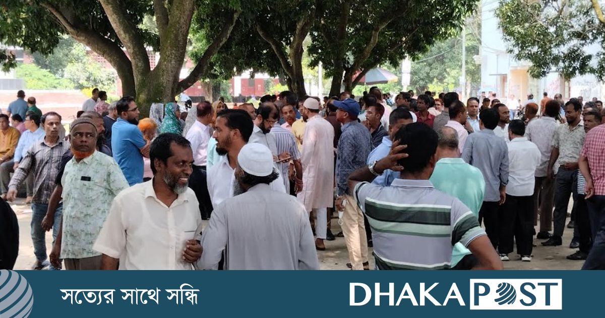 রাবিতে পূর্ণদিবস কর্মবিরতিতে শিক্ষক-কর্মকর্তা-কর্মচারীরা