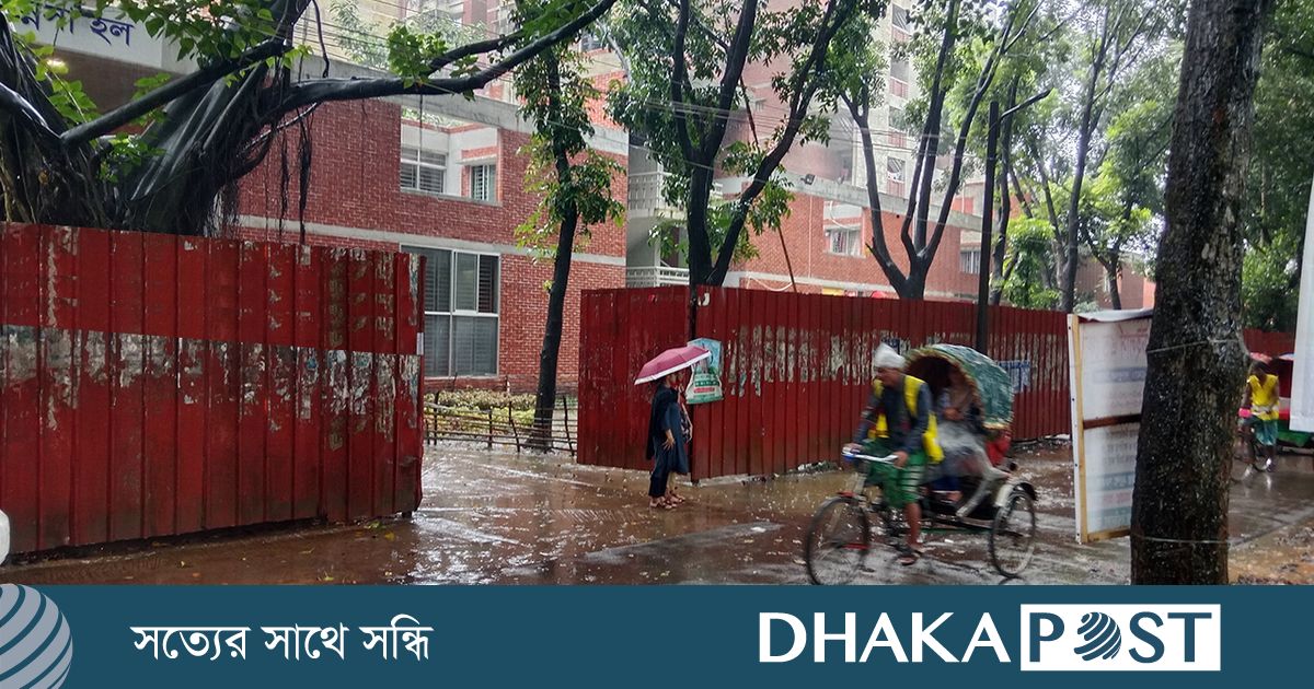 বৃষ্টি উপেক্ষা করে চলছে জাকসুর ভোটগ্রহণ