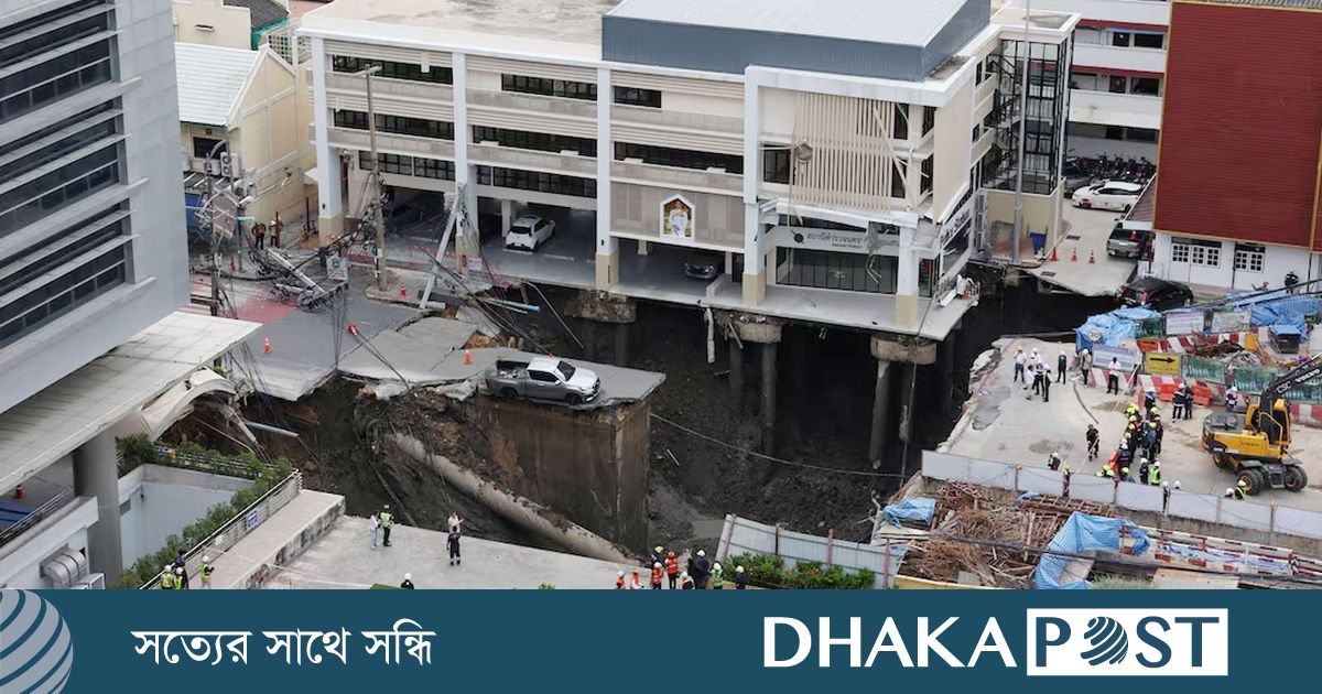 থাইল্যান্ডে হঠাৎ রাস্তার মাঝে তৈরি হলো ১৬০ ফুট গভীর গর্ত