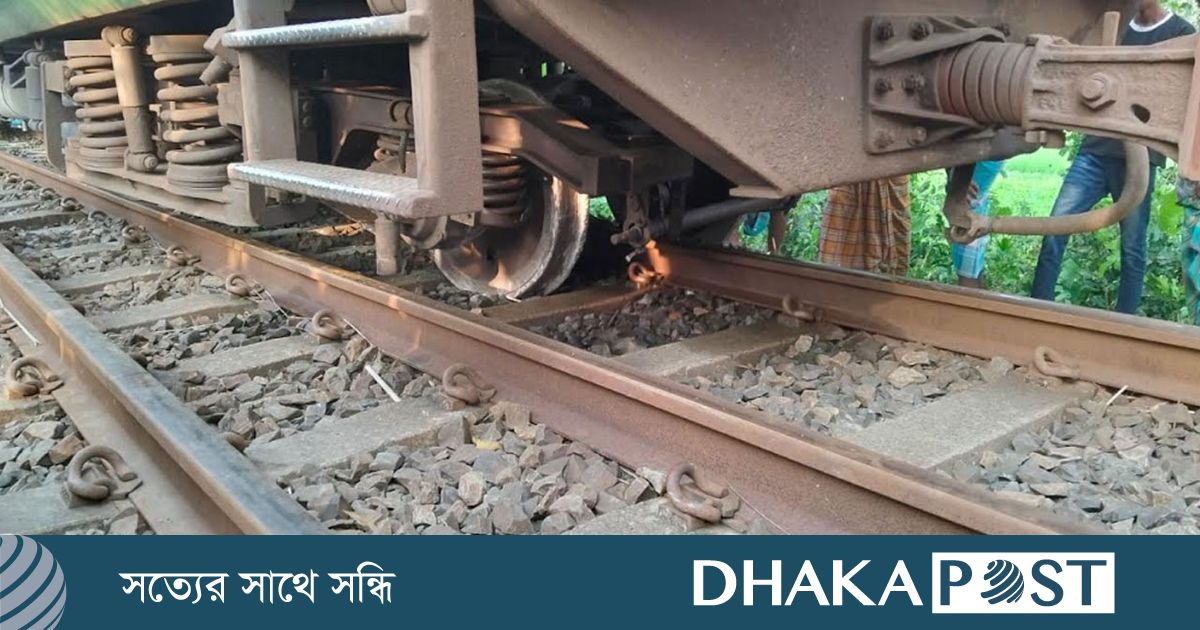 জয়পুরহাটে বগি লাইনচ্যুত, উত্তরাঞ্চলের সঙ্গে সারাদেশের ট্রেন যোগাযোগ বন্ধ