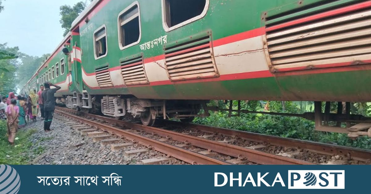 জয়পুরহাটে সাড়ে ৫ ঘণ্টা পর ট্রেন চলাচল স্বাভাবিক